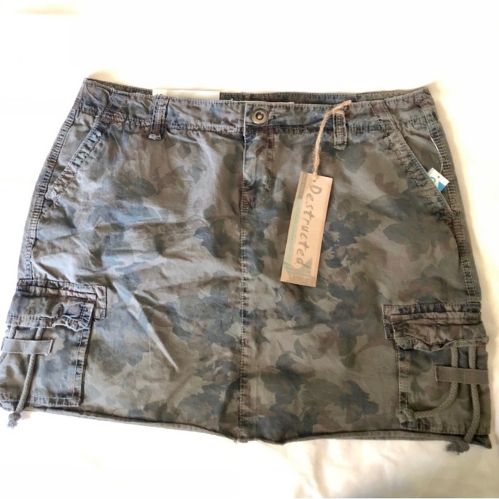 Old Navy floral cameo skirt. New with tags.